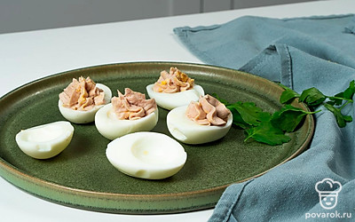 Нафаршируйте яйца. Возьмите чайную ложку и наполните белки начинкой.