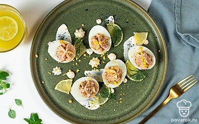 Превратите фаршированные яйца в кораблики. Для этого немного срежьте дно белка. Тогда кораблик будет более устойчивым. Сделайте из шпажки и огурца мачту и парус.