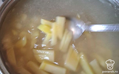 В любом бульоне — из свинины, курицы — отвариваем картофель почти до готовности. 