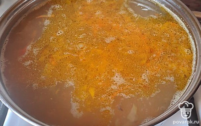 К картофелю добавляем обжареннный лук с морковью. Солим и выкладываем перец горошком. 