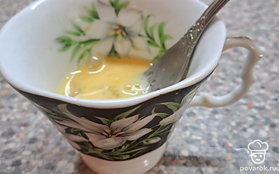 Взбалтываем в чашке яйцо вилкой.