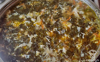 Быстро добавляем его в суп, хорошо перемешиваем. Как только закипит, сразу выключаем.