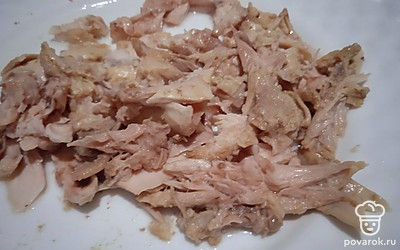 Суповой набор из курицы залейте водой и варите полчаса. Отделите мясо от костей и верните обратно в бульон.