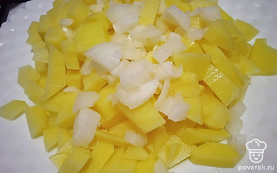 Добавьте нарезанный картофель и лук. Варите еще пятнадцать минут.