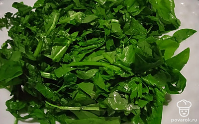 Добавьте нарезанный щавель и петрушку. Варите еще пять минут.