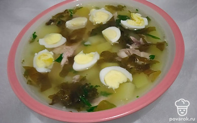 Перепелиные яйца отварите пару минут в кипящей воде. Очистите, разрежьте пополам. Положите на каждую порцию по четыре перепелиных яйца.