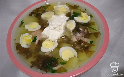 Подавайте блюдо со сметаной.