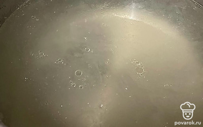 Из куриных частей приготовьте бульон.