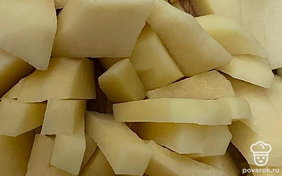 Нарежьте картофель и поместите в бульон.
