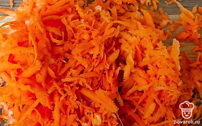 Пока варится картофель, пассеруйте морковь. Натрите морковь на терке и обжарьте на масле. После добавьте морковь к картошке.