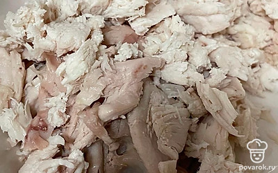 Куриное мясо нарежьте на небольшие кусочки и добавьте к остальным ингредиентам.