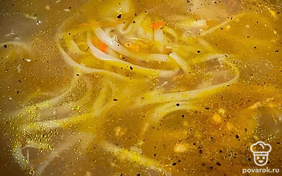 За 5-7 минут до готовности добавьте лапшу, соль и черный перец.