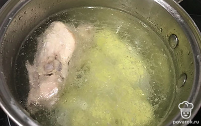 Сначала отварите бульон куриный, периодически снимая пену. Затем добавьте картофель, нарезанный произвольно.