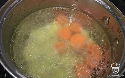 Выложите очищенную морковь, нарезанную произвольно.