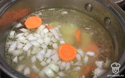 Добавьте очищенный и нарезанный лук.