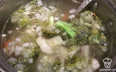 Отправьте в бульон соцветия цветной капусты и капусты брокколи.