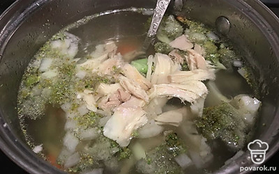 Вытащите кусок мяса. Разберите его на кости и мясо, мясо положите в суп.