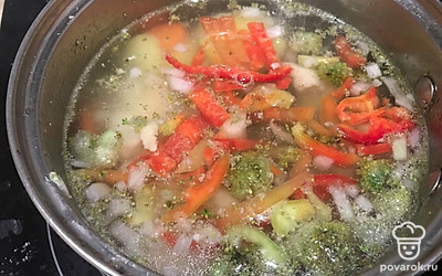 Добавьте болгарский перец, специи, соль. Варите минут 10.