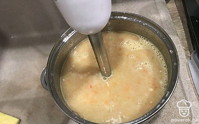 С помощью блендера измельчите суп в пюре.