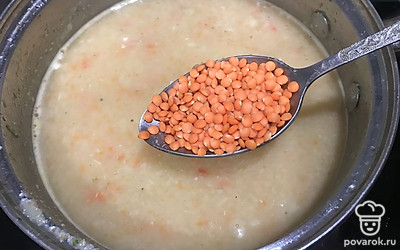 Кастрюлю снова поставьте на огонь и положите столовую ложку чечевицы, для загущения супа. Варите еще 10 минут, при необходимости доведите до вкуса специями.