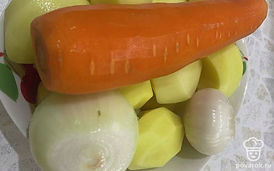 Подготавливаем все ингредиенты. Очищаем картошку, лук, морковь.