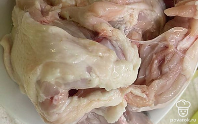 В суп кладем любые части курицы.