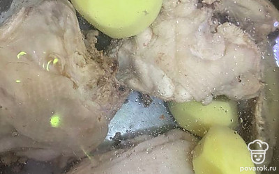 Отвариваем курицу. Первую воду после кипения сливаем, так суп получается прозрачным.