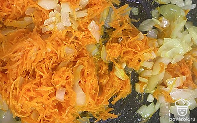 Обжариваем лук и морковь на масле.