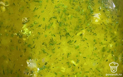 Суп приправляем свежим укропом. В тарелку порционно кладем сметану.