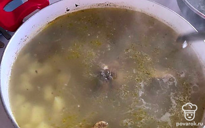 Заливаем мясо водой. Солим и варим часа 3 на медленном огне. Когда мясо станет мягким, добавляем нарезанный картофель.