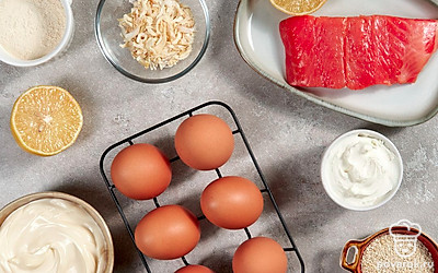 Рыбу достаньте из упаковки, порежьте на 12 тонких полосок приблизительно одного размера. Укроп для украшения ополосните, обсушите бумажным полотенцем, отделите веточки или мелко нарежьте зелень ножом.