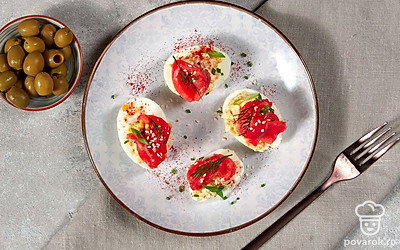 Готовую закуску поставьте в холодильник на 15–20 минут. Затем украсьте блюдо веточками укропа.