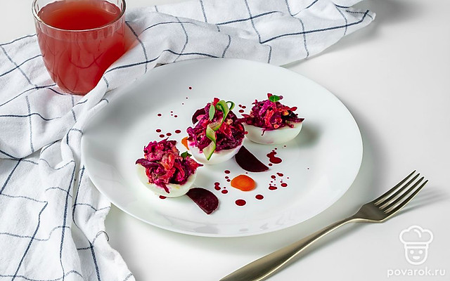 Яйца, фаршированные свеклой и сельдью — Рецепт с фото