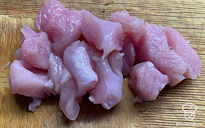 Курицу нарезать кусочками.