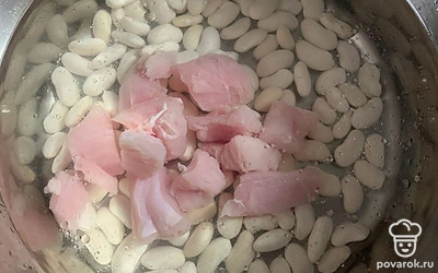 Добавить к фасоли курицу, варить 20 минут. Убрать пену.