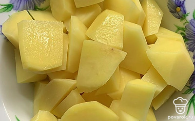 Почистить и нарезать картошку кусочками.