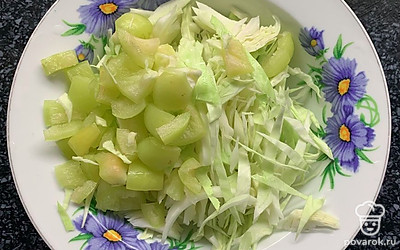 Нашинковать капусту, перец нарезать кусочками.