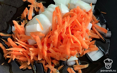 Обжарить на сковородке лук и морковку 4 минуты.