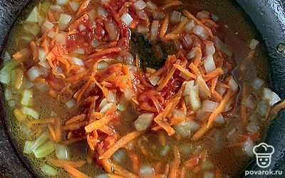 Добавить томатную пасту, соль и специи. Залить водой и тушить 3 минуты.