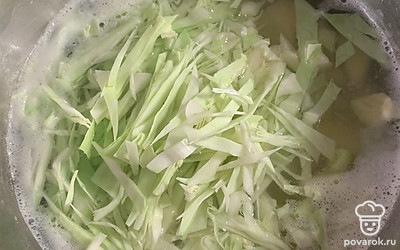 Добавить капусту в кастрюлю, варить 10 минут.