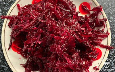 Свеклу натереть на терке.