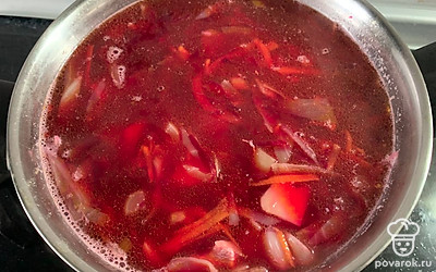 Добавить зажарку, посолить. Готовить еще пару минут.