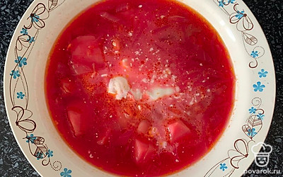 Подать порционно со сметаной.