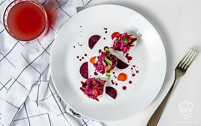 Яйца, фаршированные свеклой и сельдью, оформите дольками лимона.