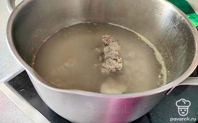 Сварите говяжий бульон. В бульон положите мелко нарезанный картофель. Варите еще 10 минут. 
