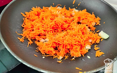 Приготовьте зажарку. Обжарьте мелко нарезанный лук и тертую морковь. 