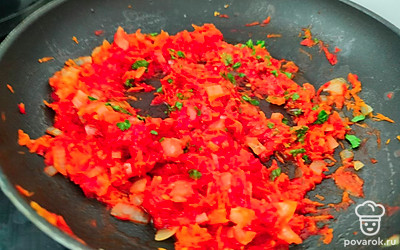 В зажарку добавьте тертый помидор, томатную пасту и измельченную зелень. 