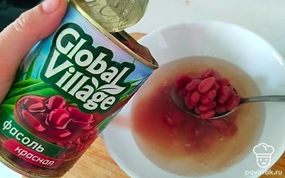 Слейте жидкость и добавьте фасоль в суп. 