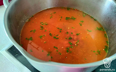 Следом добавьте в суп зажарку, лавровый лист, соль, зелень. 
Варите 10 минут и снимите с плиты. 