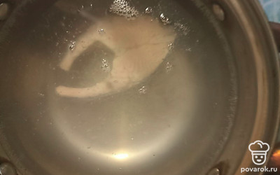 Форель — у меня стейк — промыть водой. Поставить вариться.